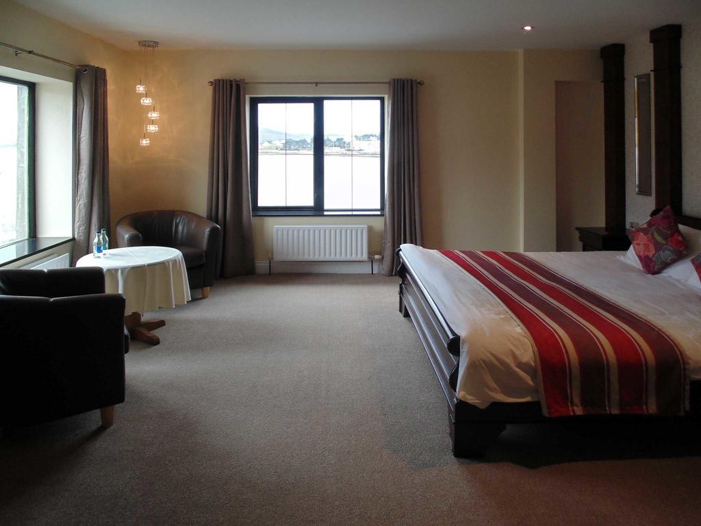 Ostan Oilean Acla Hotell Achill Sound Exteriör bild