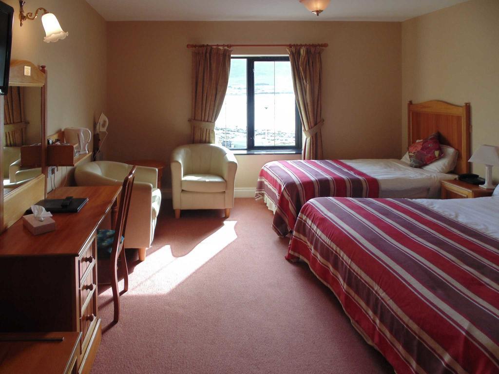 Ostan Oilean Acla Hotell Achill Sound Exteriör bild