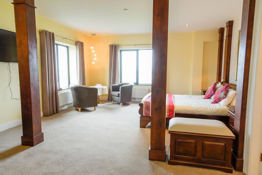 Ostan Oilean Acla Hotell Achill Sound Exteriör bild